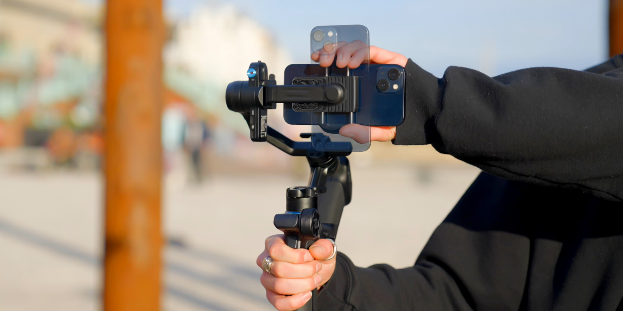 width=100% Gimbal ręczny FeiyuTech Scorp mini 3 Kit trzymany w dłoni - zdjęcie prezentuje możliwość montażu telefonu w pionie lub w poziomie